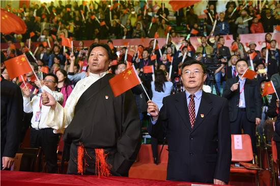 图为马升昌,旺堆等领导出席文艺晚会.